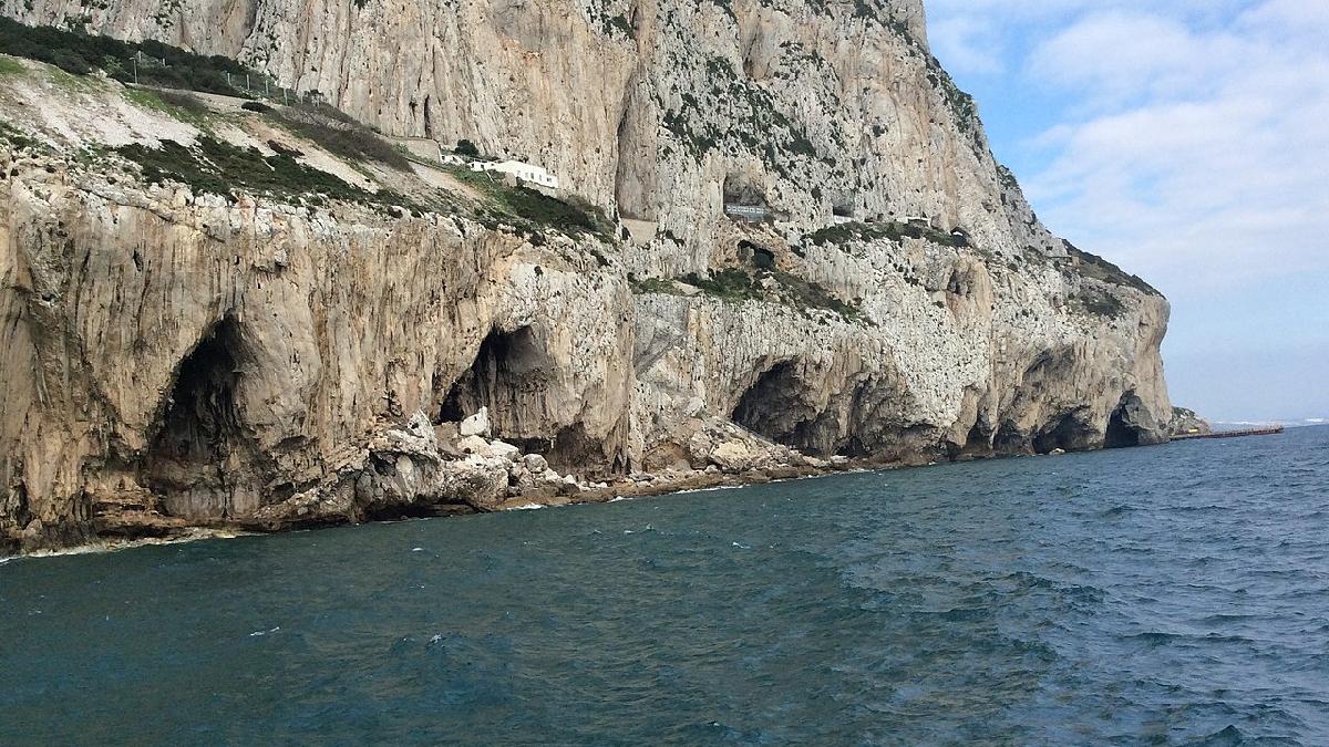 Formado por paredões rochosos e íngremes, o complexo reúne quatro cavernas principais: Gorham, Vanguard, Hiena e Bennet (Visit Gibraltar/Wikimedia Commons)
