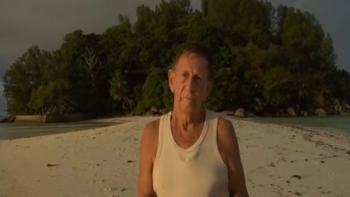 Brendon Grimshaw viveu na ilha até sua morte, em 2012, mantendo uma vida simples e focada na manutenção do santuário - (Reprodução/YouTube WanderingEyeFilms)