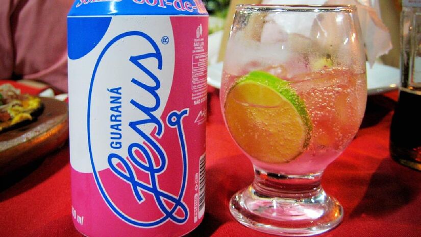 Mesmo sob a gestão de uma multinacional, o Guaraná Jesus manteve seu forte vínculo com as raízes maranhenses - (Ju Zara/Flickr)