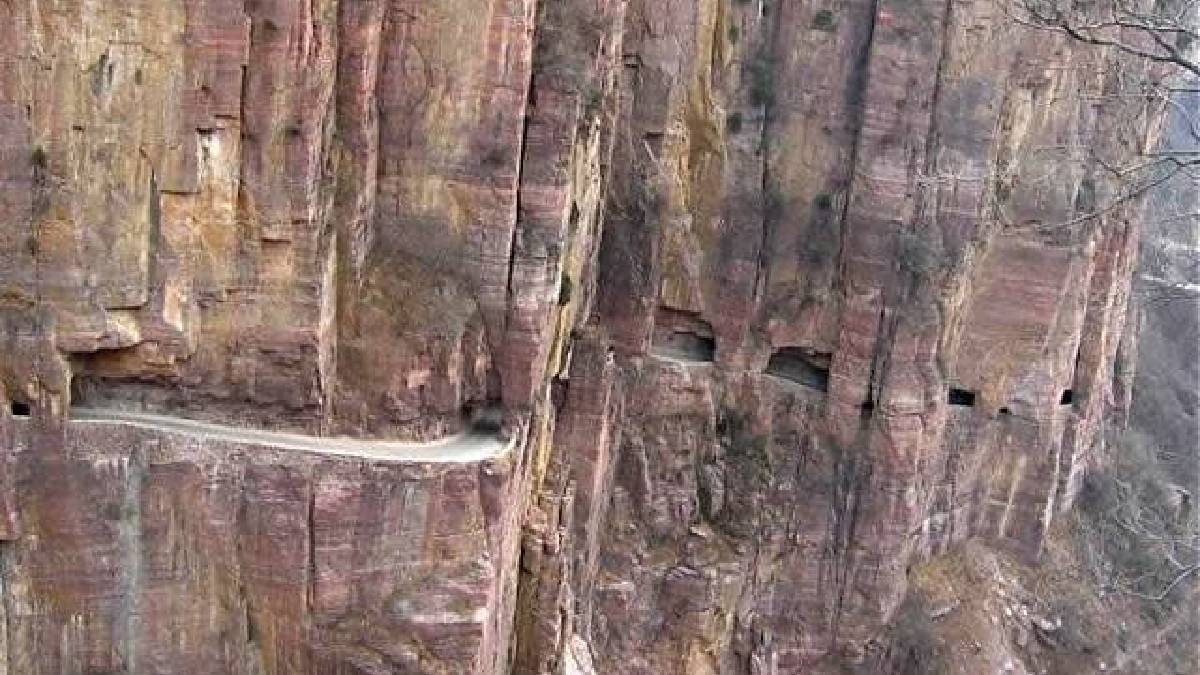 Cerca de 13 aldeões criaram o túnel de 1,2 km, escavando rocha sólida com ferramentas rudimentares (martelos, cinzéis) em vez de máquinas pesadas. Foto: Wikimedia Commons