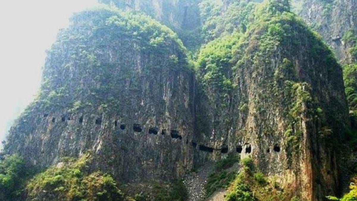 É um marco da engenharia popular chinesa, mostrando a determinação humana contra a natureza para superar a dificuldade de acesso. Foto: Wikimedia Commons