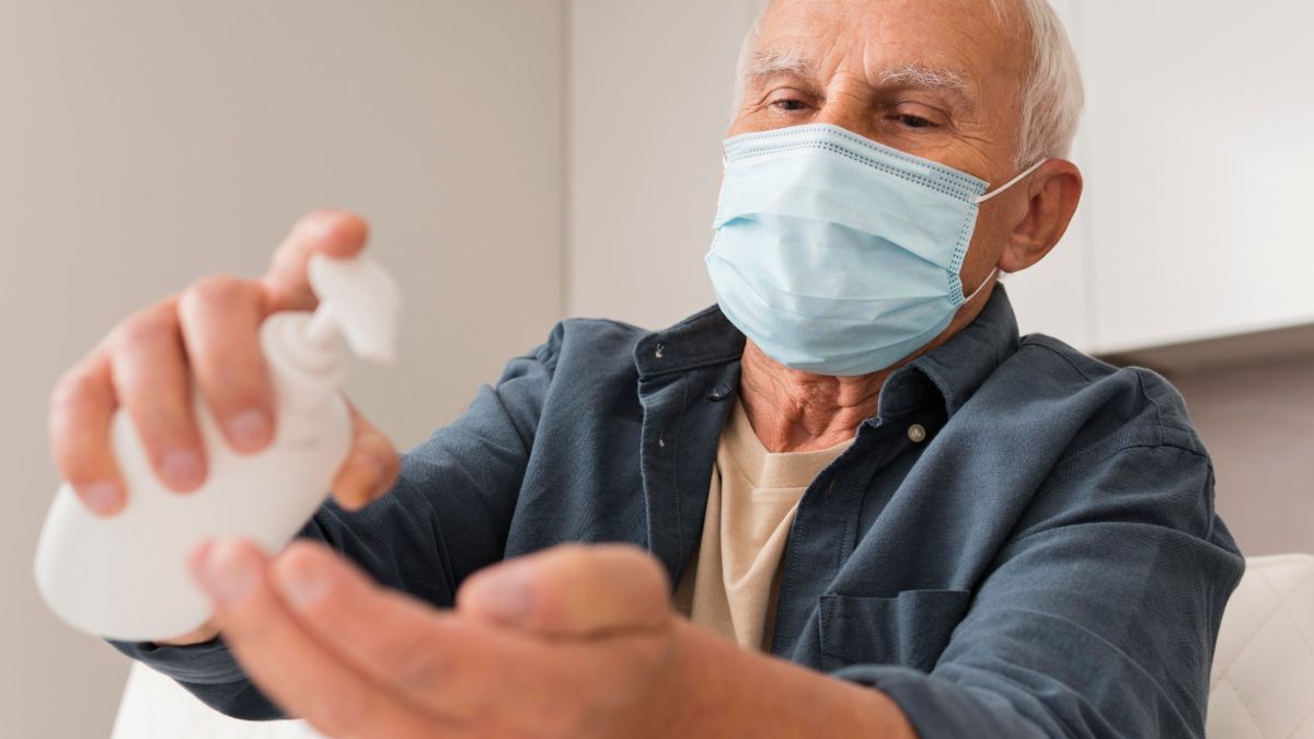 Manter uma rotina adequada de higiene reduz a chance de infecções por fungos e bactérias, além de evitar feridas e aliviar desconfortos, como coceira persistente e inflamações
