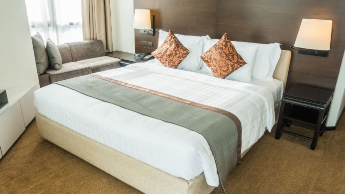 Mistério revelado: por que os hotéis utilizam essa faixa de tecido no pé da cama - Foto:Freepik