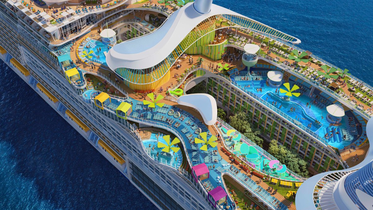 O lazer é gigante, com sete piscinas, nove jacuzzis e estrutura de parque aquático no convés
