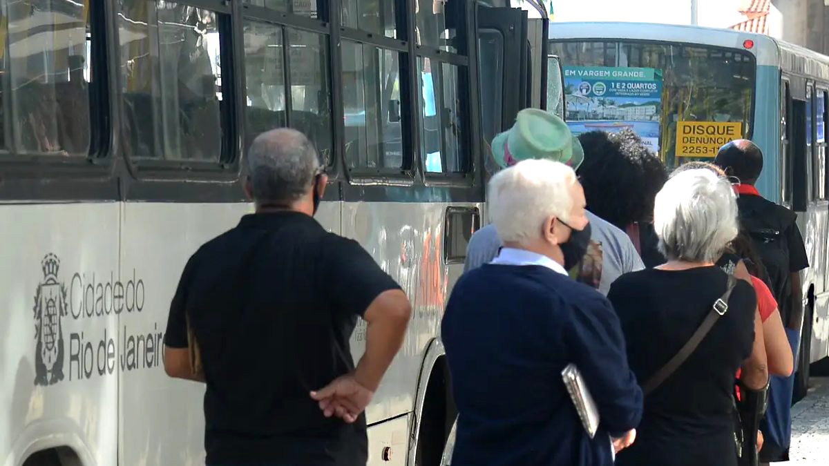 Nos transportes municipais, a gratuidade é assegurada por lei para pessoas com 65 anos ou mais - (Tomaz Silva/Agência Brasil)