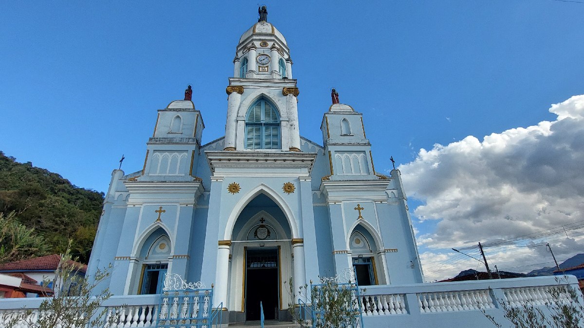 A igreja matriz, erguida em arquitetura neocolonial, é um dos pontos turísticos do local. Imagem:Thopesch/Wikimedia Commons