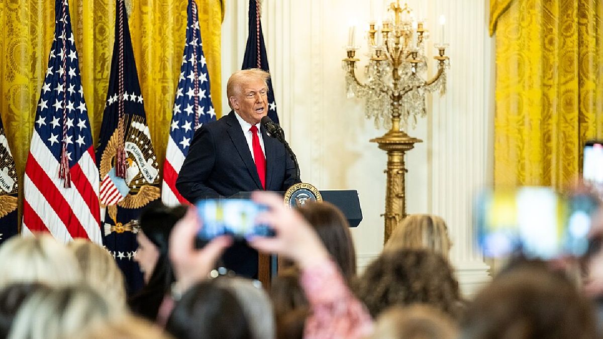 Itens dourados foram espalhados por todo o palácio