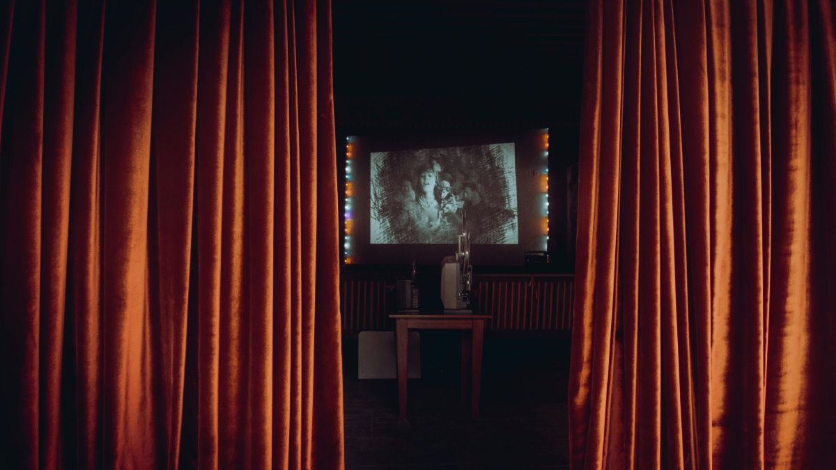 Outras obras também foram premiados fora da transmissão, como a série 'Round Six' por Melhor Série Estrangeira e o filme 'Pecadores' por Melhor Roteiro Original (Foto: Pexels)