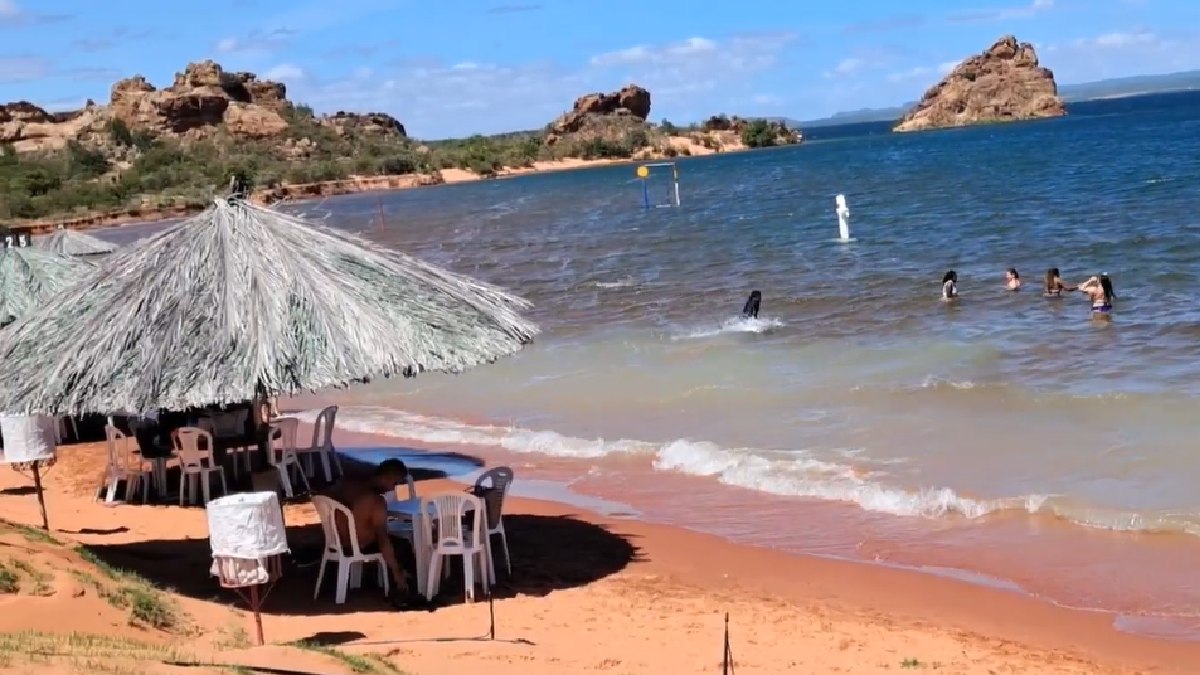 Um ótimo ponto de descanso é a Praia do Sobrado, praia de água-doce com suas características águas rosadas