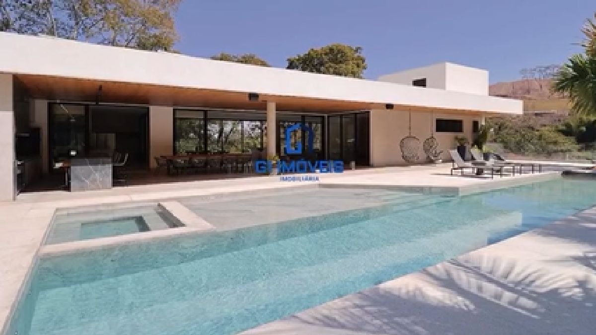 Mansão se localiza em terreno de 3.430m²