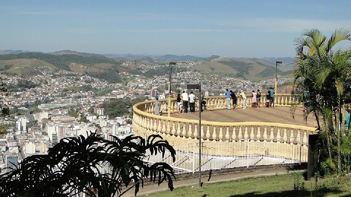 O passeio clássico mistura cultura e paisagem: o Cine-Theatro Central entra no circuito histórico, enquanto Parque da Lajinha e Morro do Cristo rendem pausa verde e vista panorâmica da cidade (Foto: Rcandre / Wikimedia Commons)