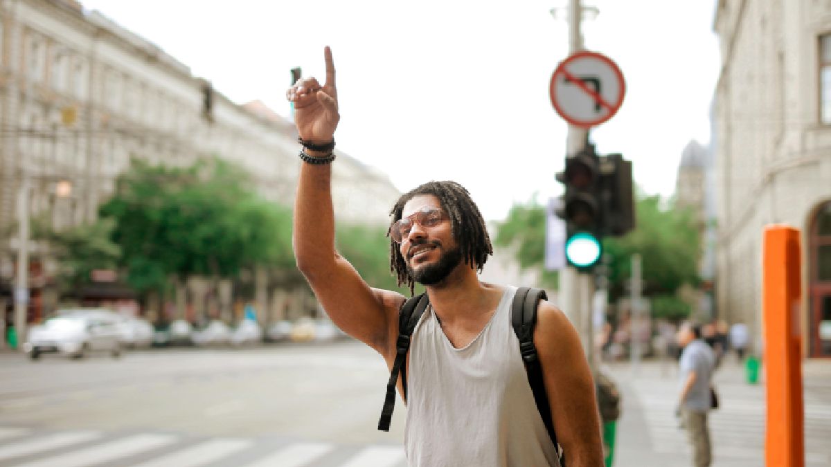 Apesar de distantes, pedestres e motoristas ainda podem se comunicar e gerar conexões, mesmo que temporárias. (Foto: Pexels)