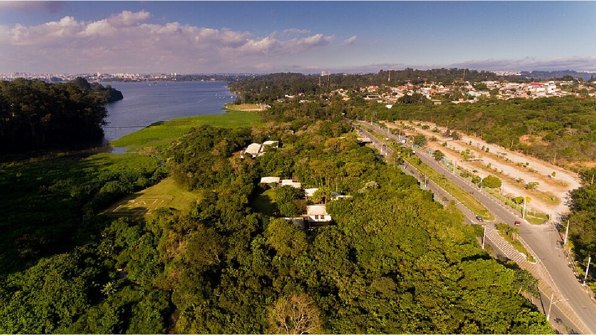 Parque Guarapiranga ocupa uma área enorme de cerca de 330 hectares, o equivalente a cerca de 330 campos de futebol (Imagem: Febrisolla / Wikimedia Commons)
