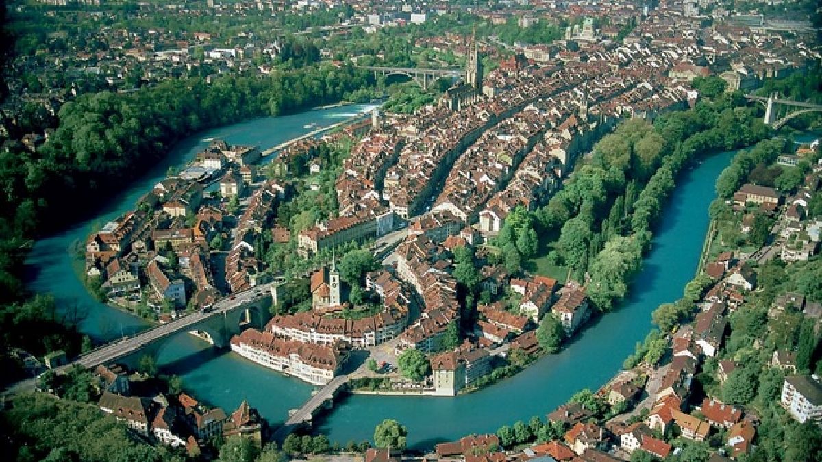 O rio corta a cidade em diversos canais que a desenham em belas curvas (Foto: Benutzer:Reaast / Wikimedia Commons)