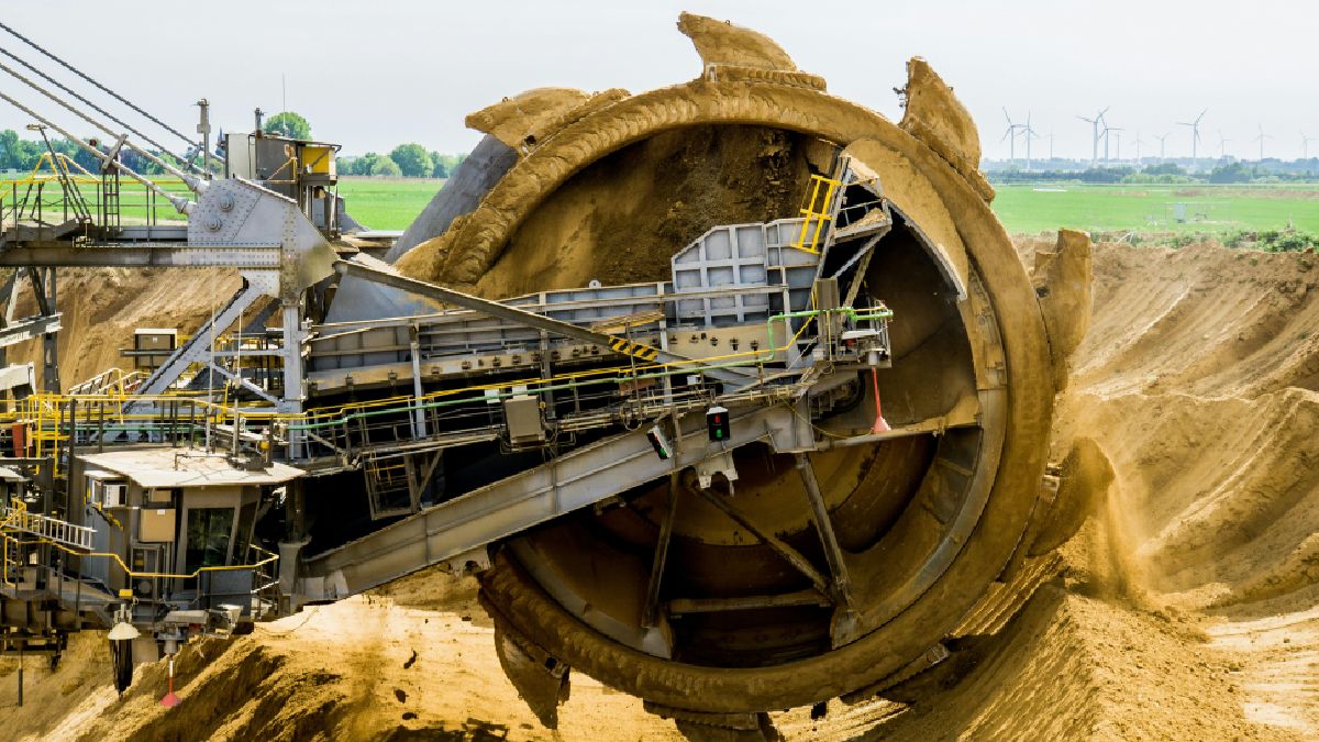 A China é a principal exportadora de ouro do planeta, liderando a produção mundial com 380 toneladas em 2024. O restante do pódio é composto pela Rússia, com 330 toneladas, e pela Austrália, com 284