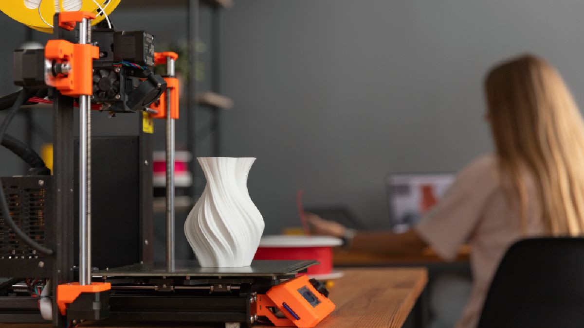 O uso de impressoras 3D está se tornando cada vez mais acessível para pequenos negócios e autônomos (Imagem: Freepik)