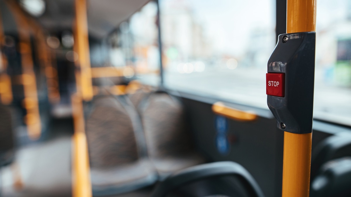 A limpeza e manutenção da frota de ônibus paulista é gerida por empresas terceirizadas (Foto: Freepik)