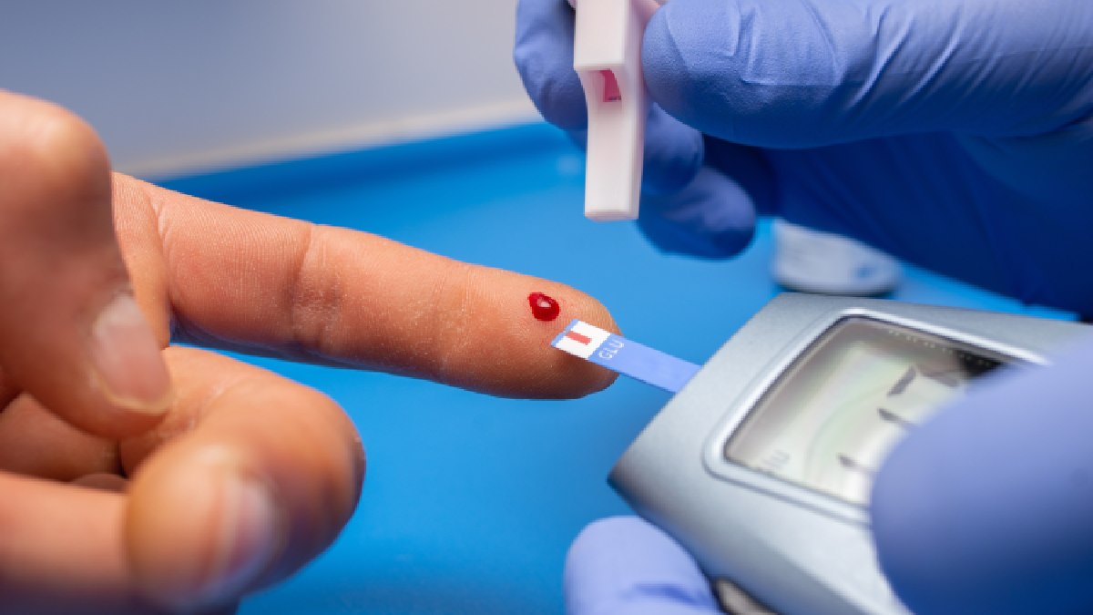Surtos de glicose também são relacionados com doenças crônicas como o diabetes (Imagens: Freepik)