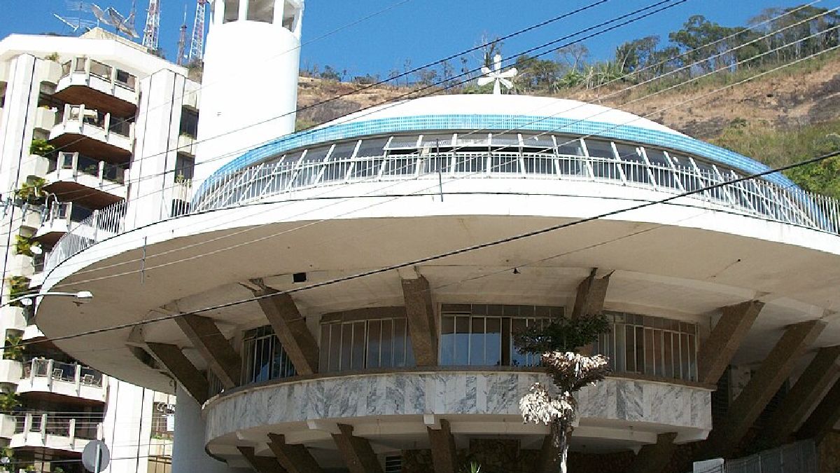 A cidade é lar daquele que é conhecida como 'Igreja do Disco Voador', a Paróquia Melquita de São Jorge que chama atenção pelo formato circular (Foto: MisterSanderson / Wikimedia Commons)