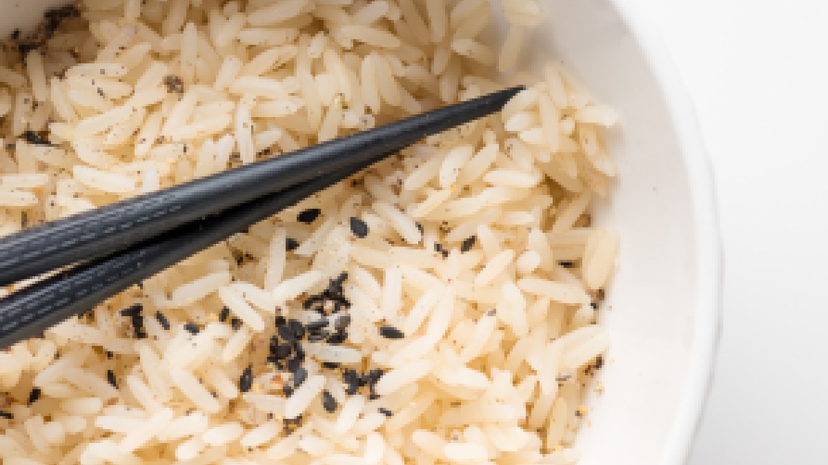 Sendo um dos produtos mais consumidos no extremo oriente, o arroz acaba integrando diversas técnicas tradicionais asiáticas, principalmente gastronômicas, mas não apenas na cozinha (Foto: Freepik)