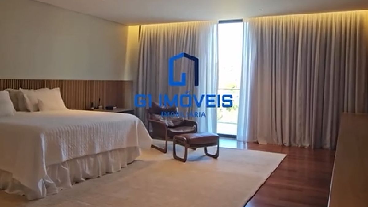 Suíte master, uma das seis suítes disponíveis no imóvel