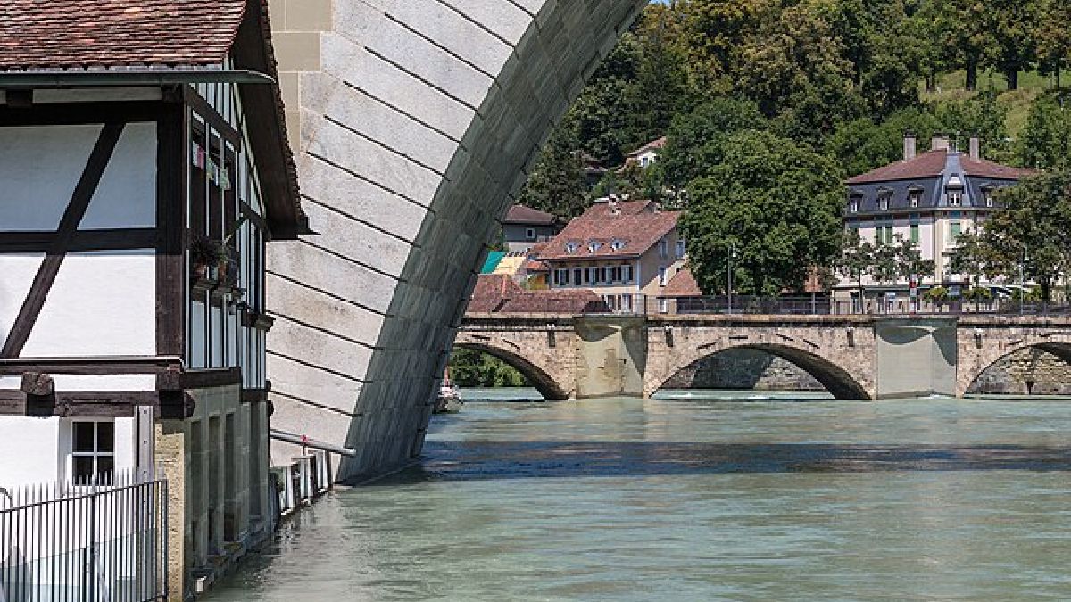 O rio Aare, que atravessa a cidade, é o coração turístico da região (Foto: JoachimKohler-HB / Wikimedia Commons)