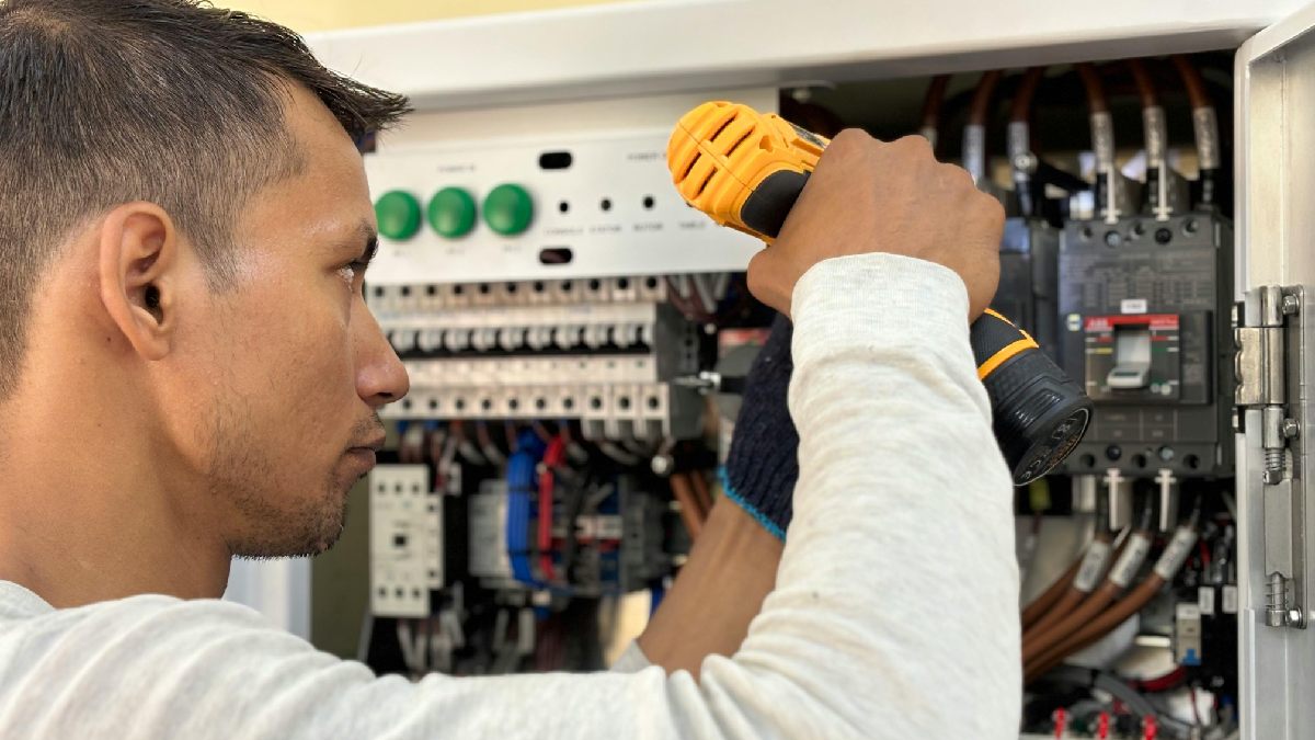 Cursos técnicos em elétrica podem ser acessados em opções populares no Brasil, como o SENAI e a ETEC