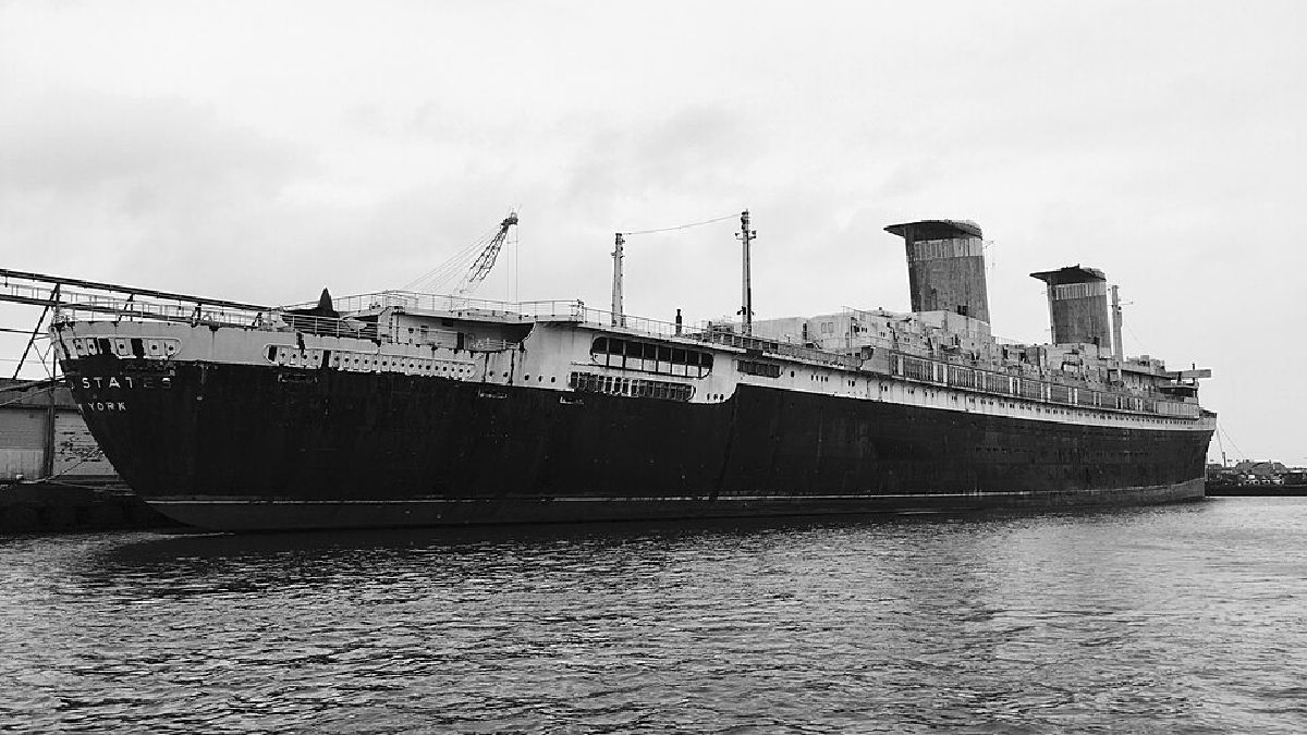 Décadas se passaram desde o apogeu do imponente SS United States (Imagem: Michael Muchmore / Wikimedia Commons)