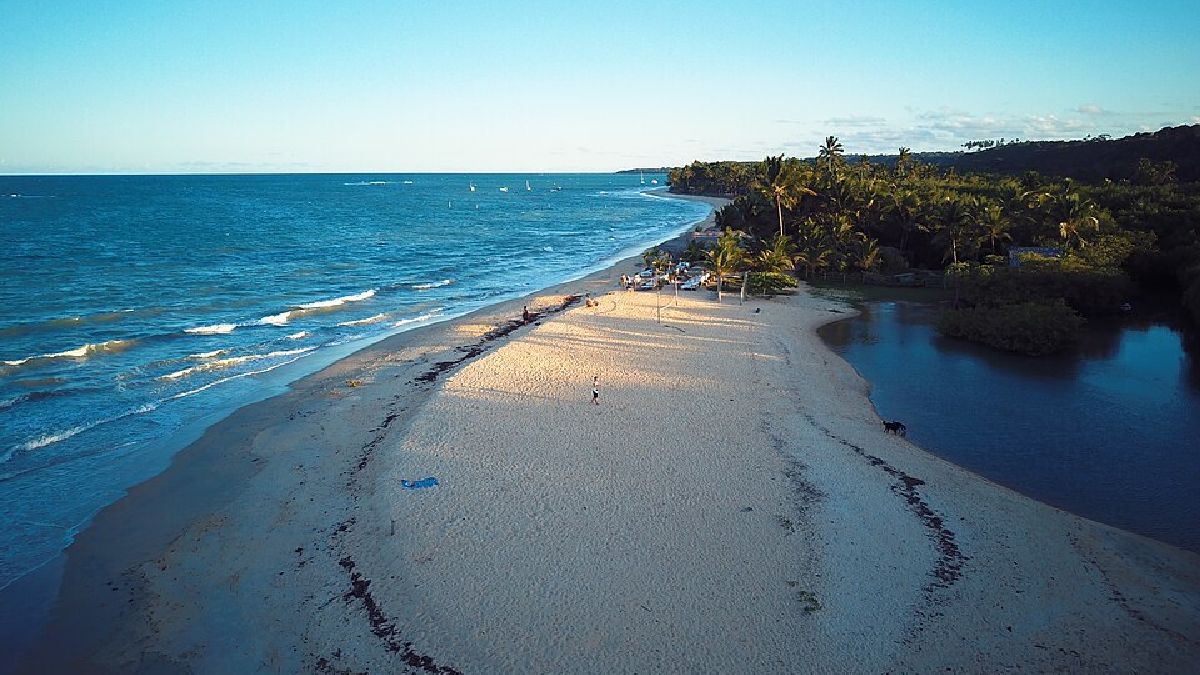Caraíva apresenta todo tipo de praia, desde a água doce até a água salgada (Foto: Diego Arelano / Wikimedia Commons)