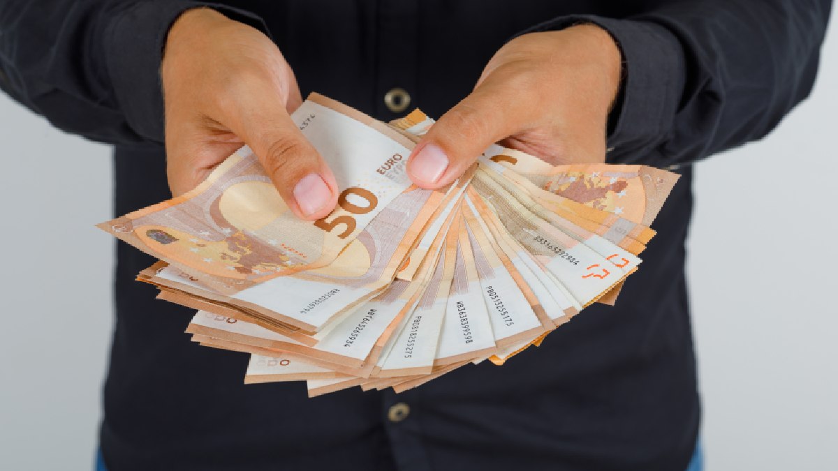 Dados do Banco Nacional da Polônia, citados pelo Forsal.pl, mostram que a quantidade de dinheiro em circulação está aumentando constantemente (Imagens: Freepik)