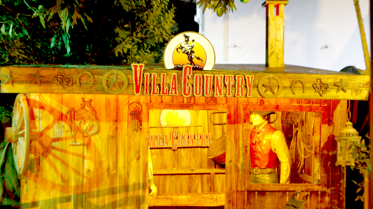 Com decoração inspirada em bares do Texas, nos Estados Unidos, o espaço oferece palcos, restaurantes, pista de dança, mesas de bilhar, cachaçaria, loja de roupas, café e bares.
