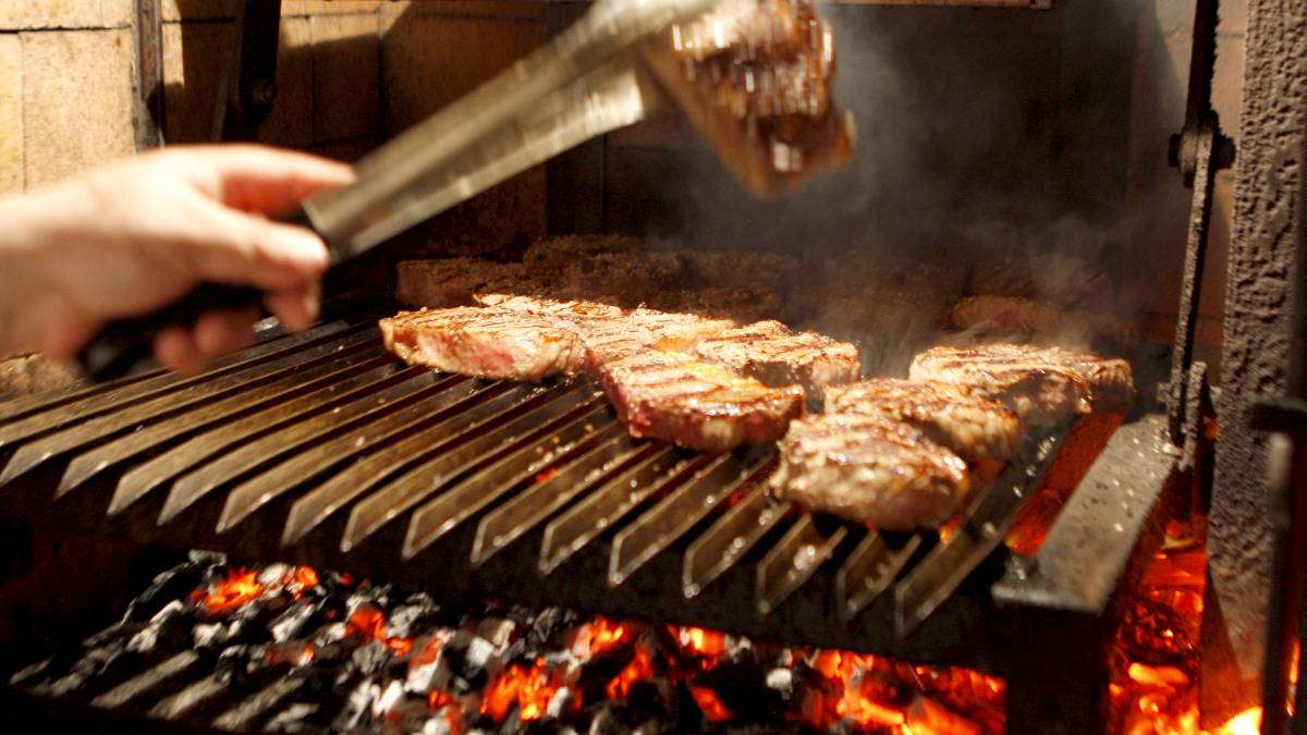 As carnes são o ponto forte do restaurante, que serve alguns dos melhores cortes assados em parrilha uruguaia.