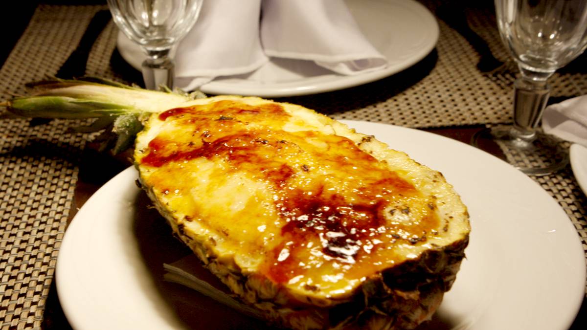 Abacaxi com creme brûlée surpreende ao unir frescor e doçura na medida certa.