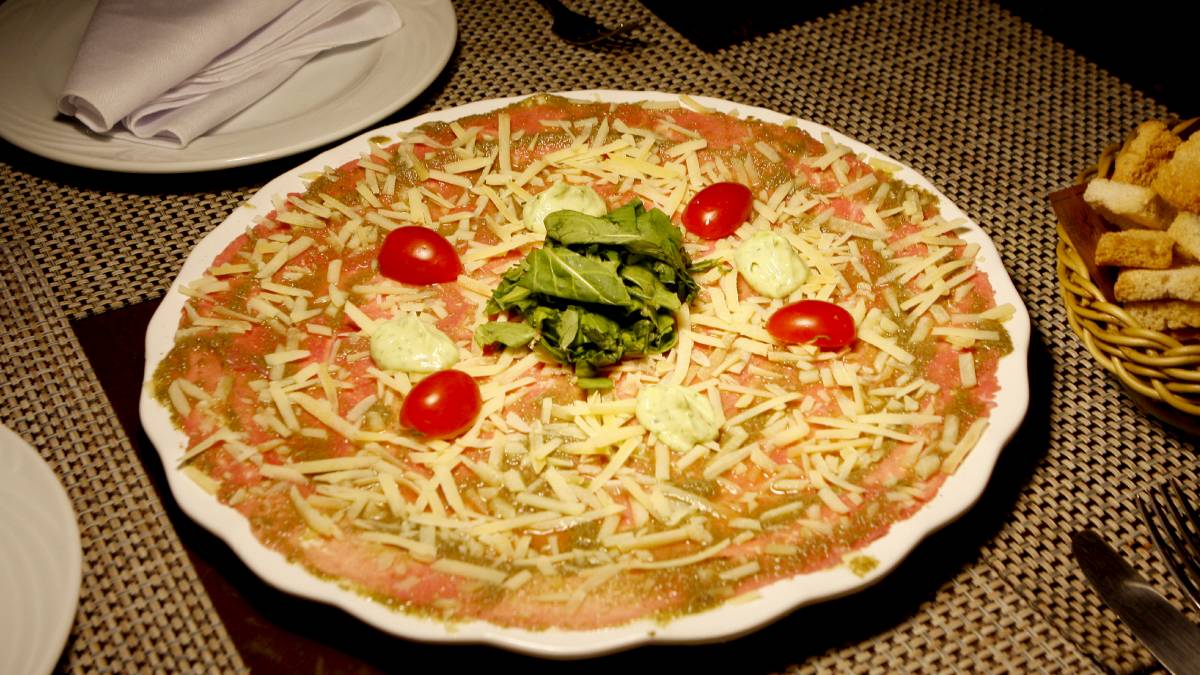De carpaccio à costela são servidos no restaurante temático imerso entre obras de arte, artistas e boa música.