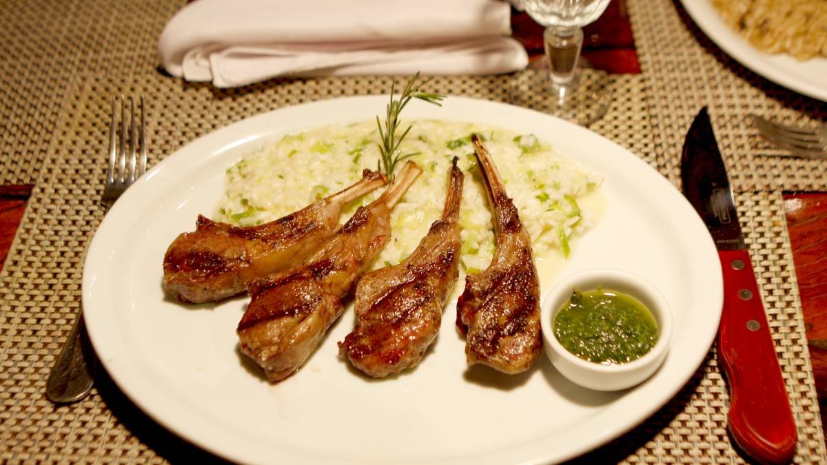 Carré de cordeiro com risoto de alho poró é um dos pratos principais do restaurante.