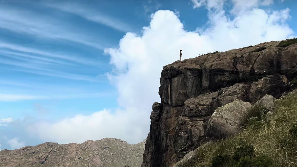 A variação de altitude vai de 600 a quase 2.800 metros e cria paisagens estonteantes, com destaque para o Pico das Agulhas Negras - (Reprodução/Youtube/@Fora de Casa)