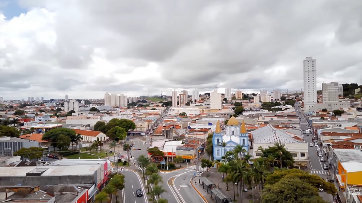 O nome do município vem do tupi îakaré (jacaré) + 'y (água/rio), tornando a cidade também conhecida como a "Capital do Jacaré".