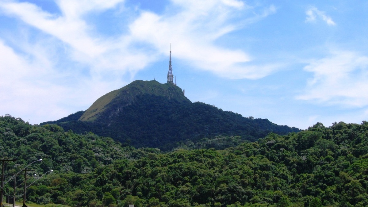 Pico do Jaraguá - ponto mais alto da Capital. Com 1.135 metros de altitude, o local oferece uma vista quase infinita do horizonte. De lá, é possível enxergar a mancha urbana, a Serra da Cantareira e cidades vizinhas - (Wikimedia Commons)