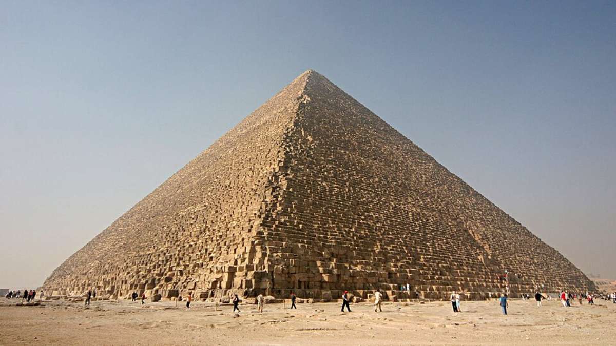 Novo estudo propõe que a Grande Pirâmide de Gizé pode ser muito mais antiga do que indica a cronologia tradicional da egiptologia (Foto: Nina/Wikimedia Commons)