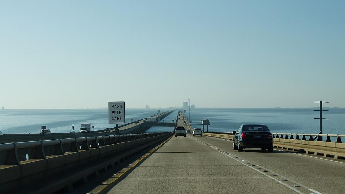 Com quase 38 quilômetros de comprimento, a Lake Pontchartrain Causeway, na Louisiana, é considerada a ponte mais longa do mundo sobre a água (Foto: formulanone/Wikimedia Commons)