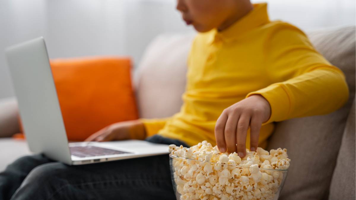 É nesse cenário que muitas pessoas apertam o play em algo já conhecido (Fotos: Freepik)