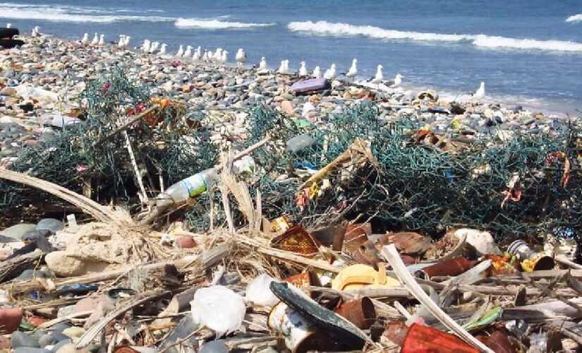 O lixo vêm se tornando um problema gigante no oceano, inclusive de forma literal, com a Grande Mancha do Pacífico, uma ilha colossal de lixo flutuando sobre o oceano (Imagem: Gerry & Bonni/Flickr)