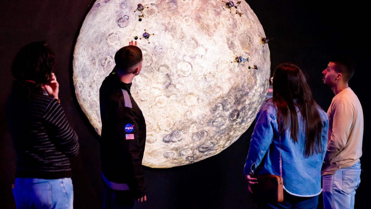 As duas oferecem um percurso envolvente pela corrida espacial e pelos programas Mercury, Gemini e Apollo, responsáveis por levar o homem à Lua
