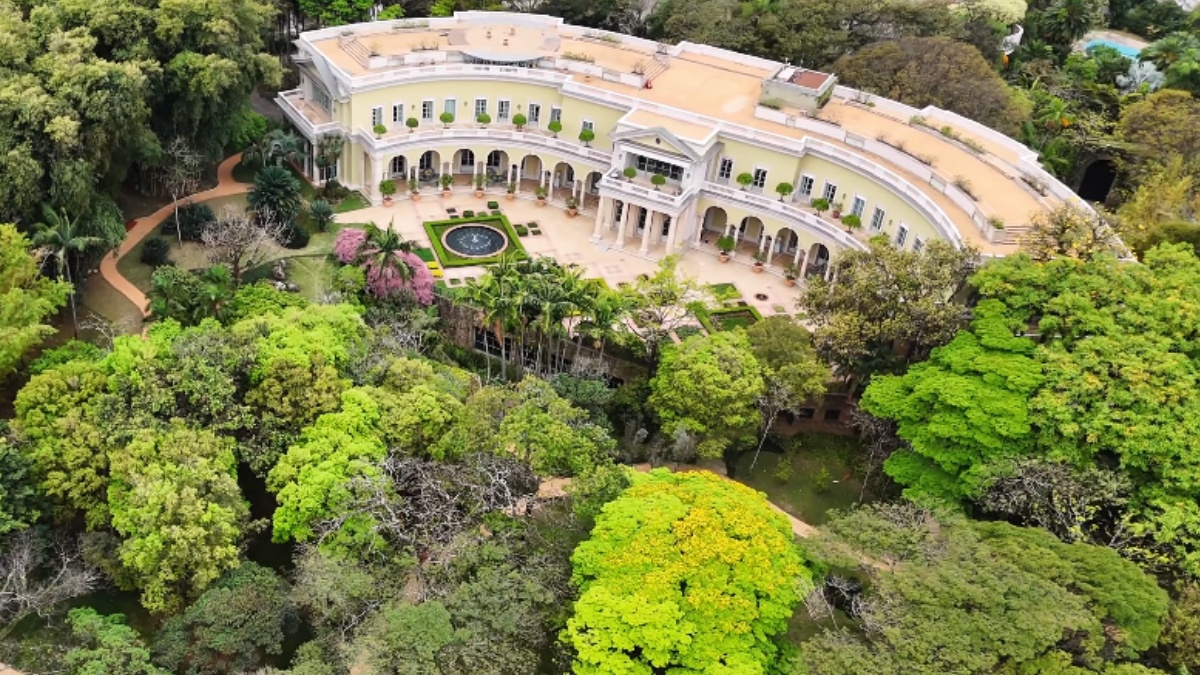 Atualmente, a mansão pertence a Vicky Safra, uma das mulheres mais ricas do Brasil, viúva do banqueiro Joseph Safra, que mandou construir a residência no início da década de 1990.