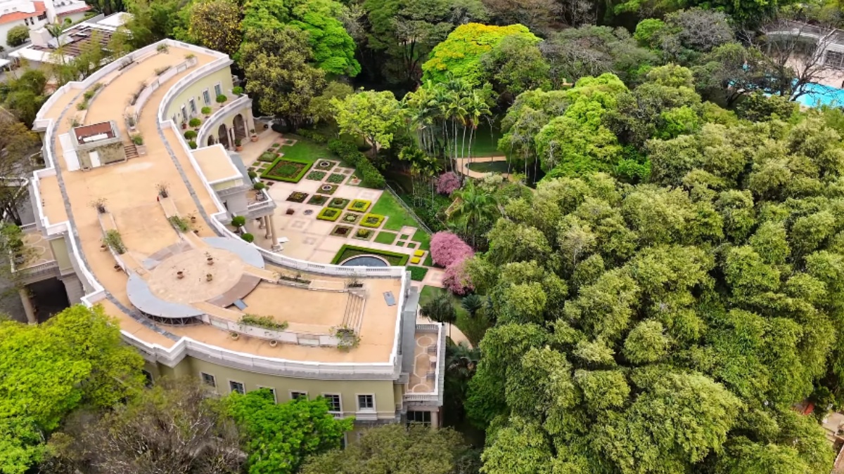 A magnitude da propriedade foi reconhecida internacionalmente pela revista Architectural Digest, que a classificou como a 11ª maior casa do mundo