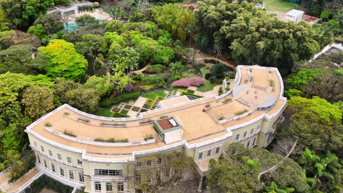 O projeto, que une opulência e simetria, utiliza materiais nobres como mármores, colunas ornamentadas e vitrais.