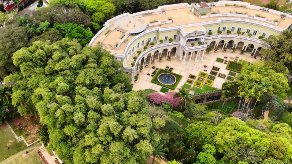 Inspirada no Palácio de Versalhes, a mansão é um exemplar da arquitetura clássica europeia com influências romanas.