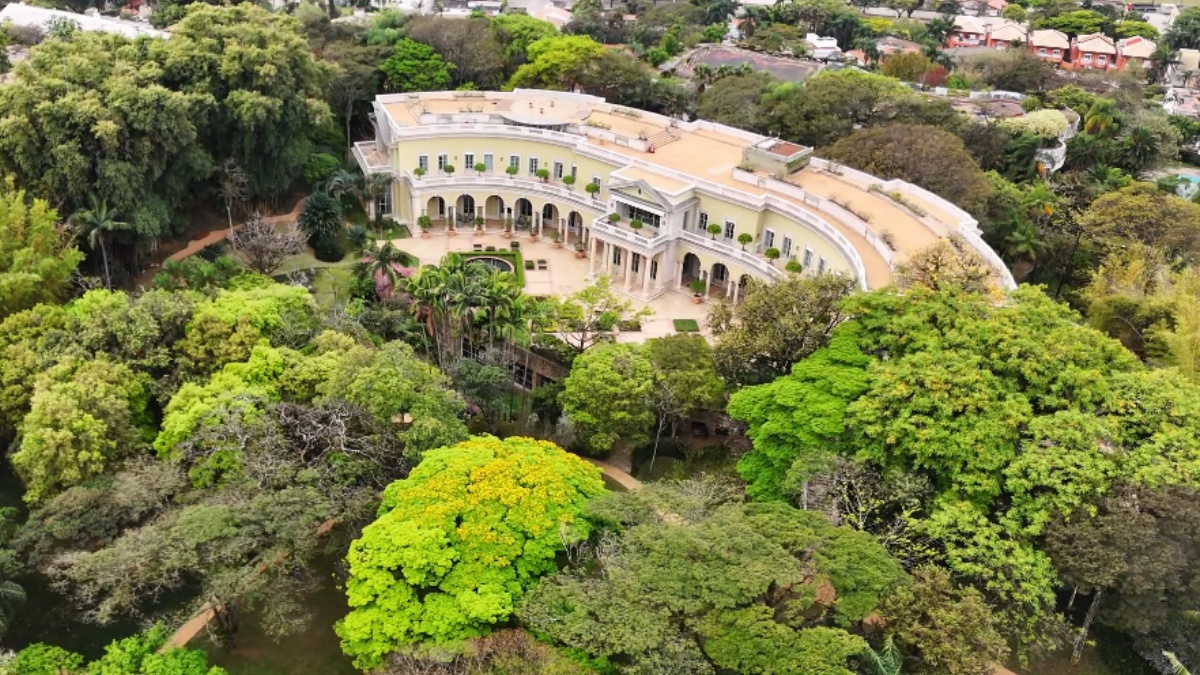 Com uma área construída de 11 mil metros quadrados em um terreno de aproximadamente 22 mil metros quadrados, a construção impressiona por suas dimensões, superando até mesmo a sede oficial do governo dos Estados Unidos, a Casa Branca.