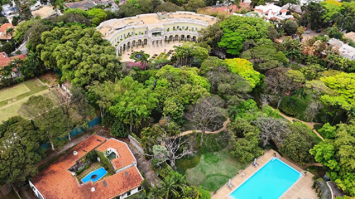 Esse isolamento apenas reforça a aura enigmática e o status de exclusividade que cercam um dos endereços mais caros e imponentes do continente. Fotos: Reprodução/YouTube Drone.v7
