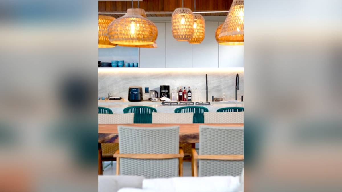 A residência dispõe de oito suítes distribuídas de forma a acomodar diferentes perfis de público